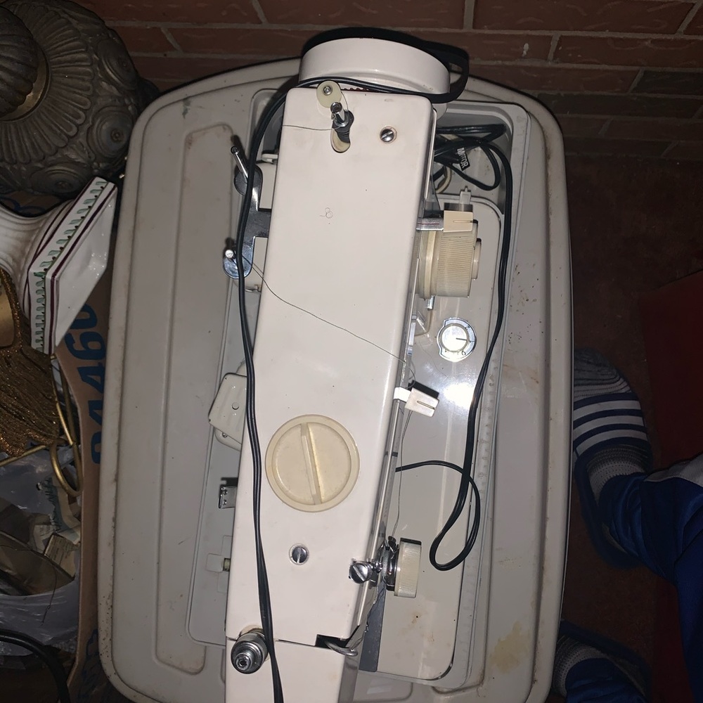 Sewing machine - Picture 3 of 5